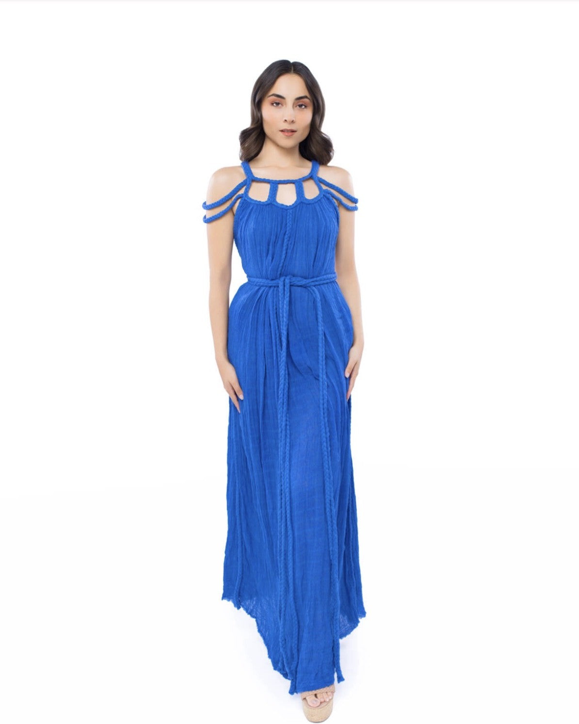 Vestido largo azul rey de gasa con trenzas hechas a mano
